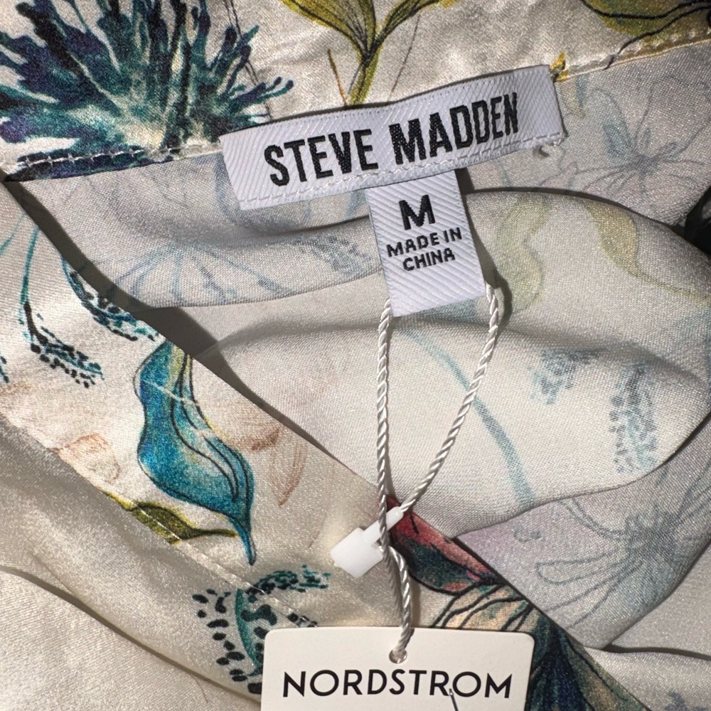 Steve Madden
Tony Tie Waist Dress
Size Medium - Picture 6 of 8